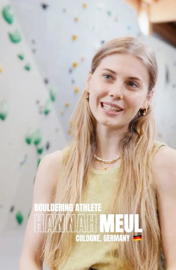 Namenskarte: Bouldering Athlete Hannah Meul Namenskarte über ihrem Porträt: „Bouldering Athlete Hannah Meul, Cologne, Germany“, im Hintergrund die Boulderwand