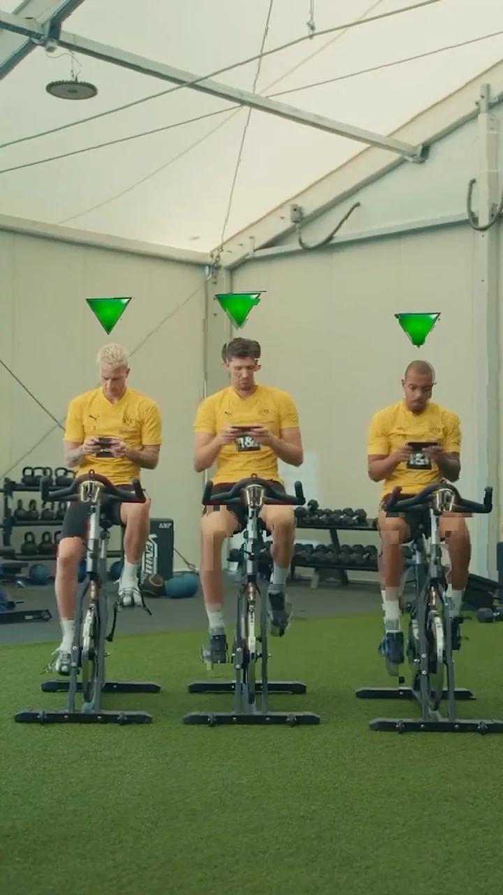 Die drei BVB-Profis auf den Rädern — Social Ad für EA Sports Das Schlüsselbild der Social Ad: die drei Spieler nebeneinander auf den Rädern, jeder mit einem Telefon in der Hand, darüber grüne Markierungen