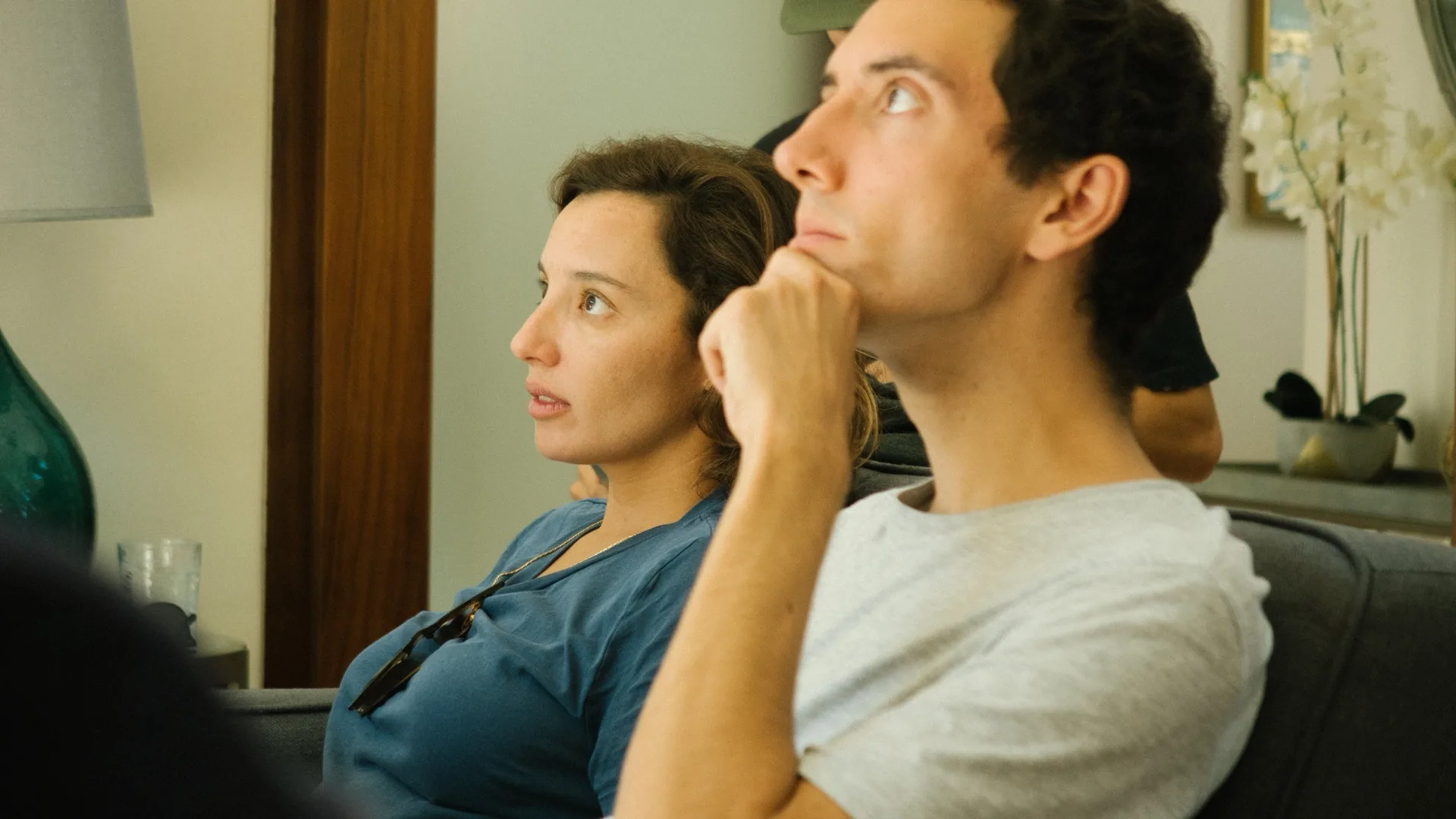 Speaking-on-camera workshop in Cologne An exercise in the speaking-on-camera workshop: a woman and a man sitting side by side on a sofa, watching something intently; he rests his chin in his hand
